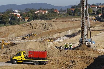 Movimiento de tierras para la cimentaci&oacute;n de nuevo hospital de Vigo, en septiembre pasado. / LALO R. VILLAR