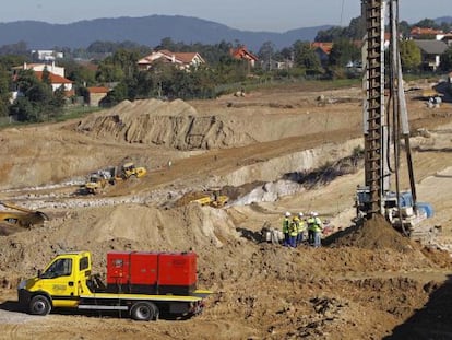 Movimiento de tierras para la cimentaci&oacute;n de nuevo hospital de Vigo, en septiembre pasado. / LALO R. VILLAR