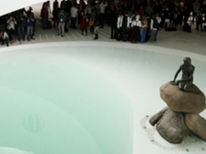 La <i>Sirenita</i> ya está instalada en la Exposición Universal de 2010, que comenzará en Shangai este sábado, un mes después de dejar su emplazamiento habitual, el puerto de Copenhague.