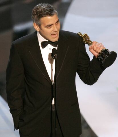 Pese a haber participado como actor en casi un centenar de títulos, haber dirigido una decena y producir unos 40, a Clooney no le han llovido demasiados premios. En total, ha estado nominado ocho veces al Oscar -como actor, en cuatro ocasiones-, pero solo ha ganado una, la primera, en 2006 por ‘Syriana’ (en la imagen). Como productor lo ha conseguido la última, en 2013 por ‘Argo’.