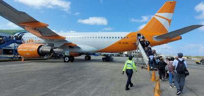 Pasajeros abordan un avión de Ultra Air.