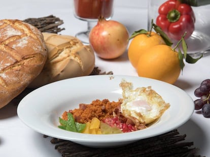 Plato de migas del pastor junto con los ingredientes de su receta del parador de Toledo.