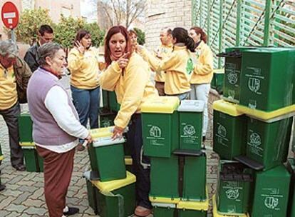 Una empleada de Sadeco explicaba ayer a una vecina de Córdoba el uso de los cubos regalados.