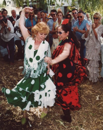 Es de sobra conocida la devoción rociera de Isabel Pantoja. En la imagen, bailando unas sevillanas junto a María Jiménez.