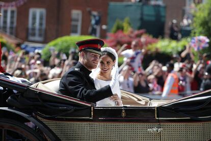 Príncipe Harry e Meghan Markle, em passeio de carruagem após cerimônia na capela de São Jorge.