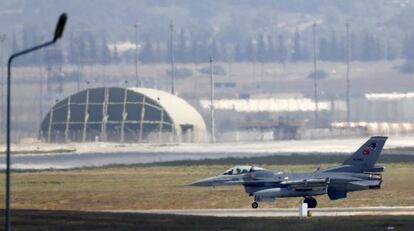 Un caza turco en una base cercana a Siria