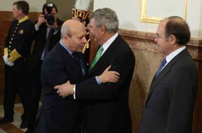 Los presidentes del Congreso, Jesús Posada, y el Senado, Pío García-Escudero, saludan al ministro de Educación, José Ignacio Wert.