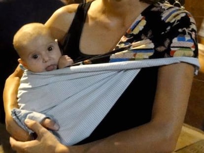 Niños en brazos, ¿niños más felices?