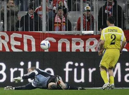Contra eleva el balón ante Kahn en el gol del empate del Getafe.