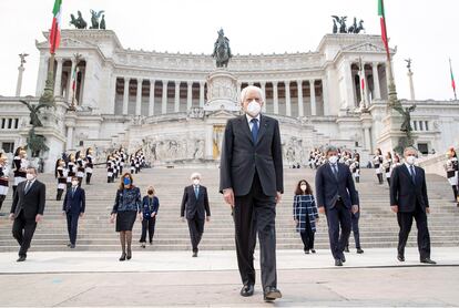 El presidente italiano, Sergio Mattarella, ante el Altar de la Patria, durante las celebraciones del día de la liberación de Italia en abril de 2021.

