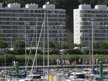 Bloques de apartamentos junto a la playa y el puerto deportivo de Hondarribia.