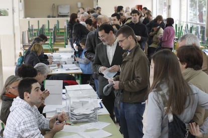 Varias personas esperan a depositar su voto en un colegio electoral del barrio de Amara, en San Sebastián, en una imagen de archivo.
