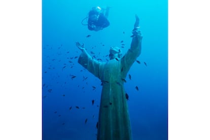 En agosto de 1947, el italiano Darío Gonzatti murió mientras buceaba en la bahía de San Fruttuoso, cerca de Portofino (Italia). Su amigo Duilio Marcante, también buceador, decidió erigir una estatua de Cristo en el lugar del accidente, donde, afirmó él, se le había aparecido Jesús mientras meditaba bajo el agua. El 'Cristo del Abismo' fue instalado a unos 15 metros de profundidad pidiendo paz y seguridad para todos los pescadores, marineros y buzos.