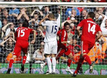 Benayoun, Riera y Xabi Alonso festejan el gol del empate ante la desolación de Vidic.