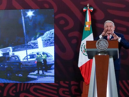 López Obrador muestra un vídeo del momento en que la policía ecuatoriana irrumpe en la embajada mexicana para detener al ex presidente de Ecuador, Jorge Glas, el 9 de abril.