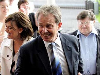 Tony Blair y su esposa, Cherie, llegan ayer a Brighton para asistir al congreso laborista.