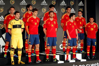 Los jugadores han presentado la nueva equipación de la Roja