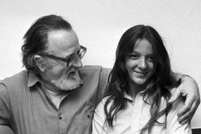 José Donoso y su hija Pilar, fotografiados en 1980 en Madrid.