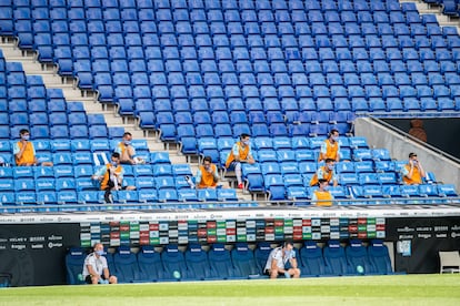 Los suplentes del Espanyol en el partido ante el Alavés en el RCDE Stadium.