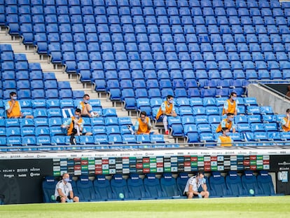 Los suplentes del Espanyol en el partido ante el Alavés en el RCDE Stadium.
