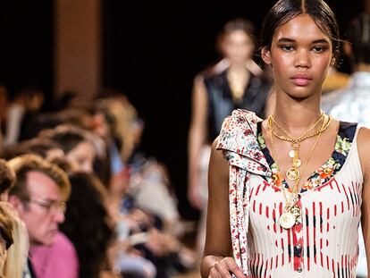 Mezclas de estampados y medallas por doquier: así es el verano de Paco Rabanne