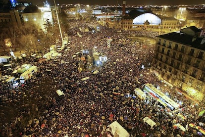 Vista general de la plaza de Atocha (Glorieta de Carlos V) de Madrid, con la estación de fondo, en la gran manifestación en protesta por el 11-M.