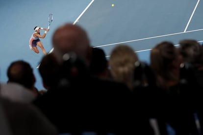 Muguruza golpea la bola a la tenista estadounidense Sofia Kenin.