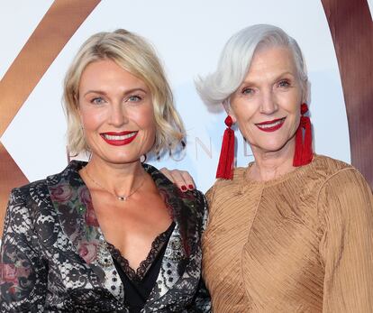 Tosca Musk, a la izquierda, con su madre Maye Musk en un estreno en marzo de 2018 en Los Ángeles, California.
