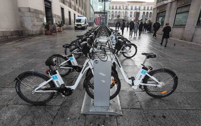 Usuarios y estaciones de BiciMad en el centro de Madrid.