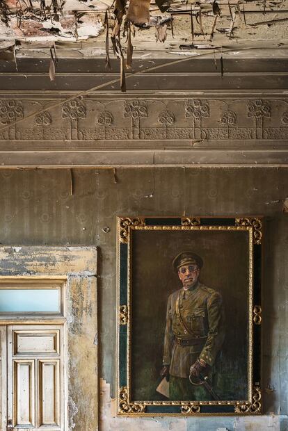 Despacho del general Moscardó en el Alcázar de Toledo, presidido por su retrato.  Este despacho es el único vestigio visitable del asedio republicano que sufrió el Alcázar durante la Guerra Civil. En la pared se aprecian los impactos de metralla. José Moscardó dirigió las tropas franquistas desde ese habitáculo de 25 metros cuadrados durante los primeros días de la contienda. Los 1.800 habitantes del edificio resistieron los bombardeos durante 70 días.