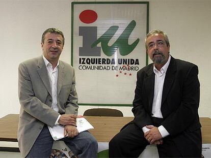 Gregorio Gordo (a la izquierda) y Ángel Pérez, en la sede de IU de la Comunidad tras conocer su elección.