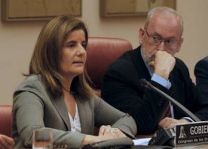 La ministra de Empleo, Fátima Báñez, junto al presidente de la comisión correspondientes del Congreso, José Eugenio Azpiroz. EFE/Archivo