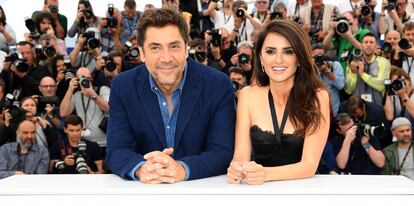CANNES, FRANCE - MAY 09: Actor Javier Bardem and actress Penelope Cruz, wearing jewels by Atelier Swarovski Fine Jewelry, attends the photocall for