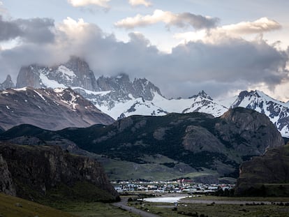 El Chaltén y el pueblo a sus pies, vistos desde el mirador de la ruta que lleva a esta localidad.