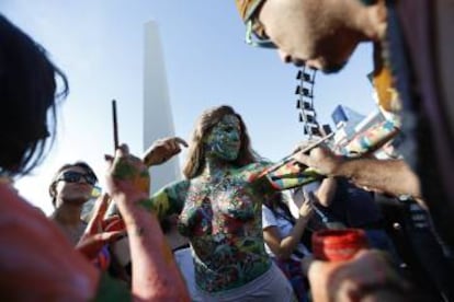 Las participantes pintaron sus torsos y escribieron consignas como "yo decido" y "tetas libres" sobre sus senos.