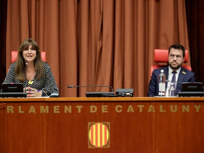Una imagen de verano de 2022, cuando Laura Borràs ejercía como presidenta del Parlament. A su lado, Pere Aragonès.