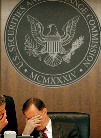 Christopher Cox presidiendo una reunión de la SEC.