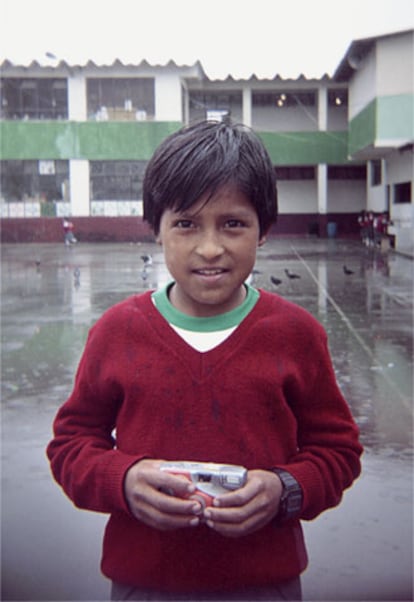 9 años. Su padre y su madre, separados, llevan dos años en España y en Estados Unidos, respectivamente.