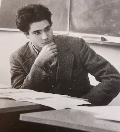 Antony Blinken como alumno en un anuario de l'École Jeannine Manuel, un centro privado bilingüe de París donde estudió entre 1971 y 1980.
