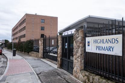 La entrada del colegio Highlands en La Moraleja, el pasado mes de marzo.