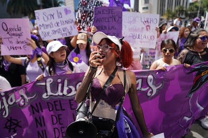 Una manifestante grita consignas con un megáfono en la protesta del 8-M en Ciudad de México.
