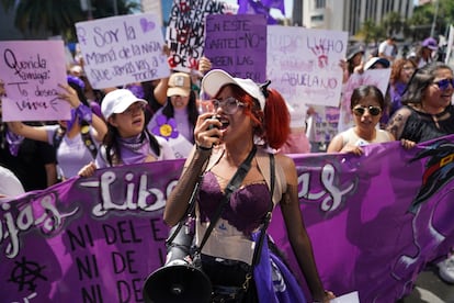 Una mujer grita arengas en con un megáfono, este viernes 8 de marzo.