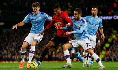 Rashford rompe la zaga del City y Silva le hace penalti.