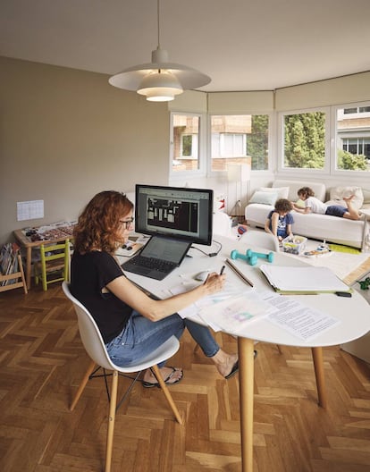 Helena Salvadó, socia del estudio Batlle i Roig, de 39 años. Estos días de teletrabajo le han hecho darse cuenta de que quizá llevaba una vida “muy a tope”. En la imagen, trabajando en el salón de su casa, junto a sus hijos.