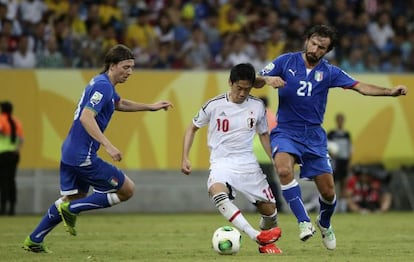 Kagawa se marcha de Pirlo.