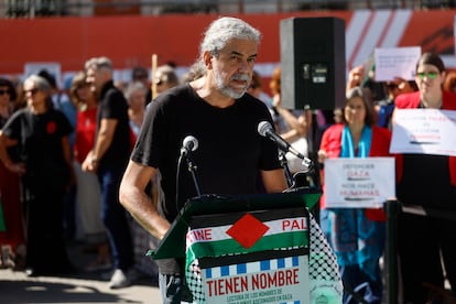 El director de cine Fernando León de Aranoa participa en la lectura de los nombres de los niños y niñas asesinados en Gaza.