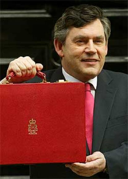 Gordon Brown, con el maletín del presupuesto.