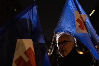 Simpatizante de la coalición de centroizquierda Todo por Chile en el cierre de campaña de las elecciones de consejeros constituyentes en Santiago (Chile).