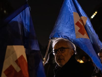 Simpatizante de la coalición de centroizquierda Todo por Chile en el cierre de campaña de las elecciones de consejeros constituyentes en Santiago (Chile).