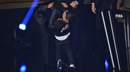 Ronaldo abraza a su hijo